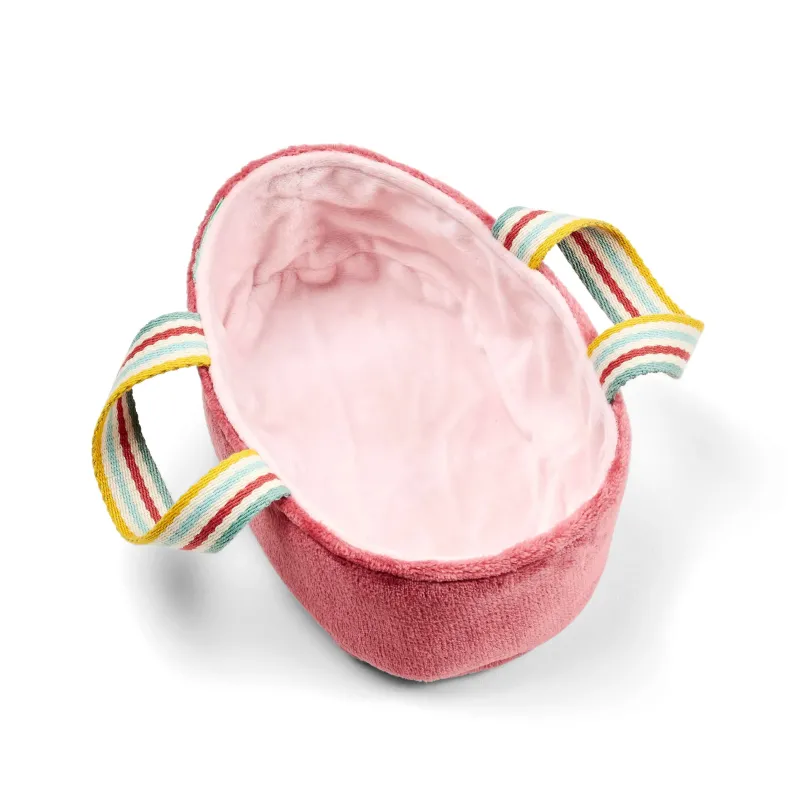 Bambola di stoffa con culla portatile